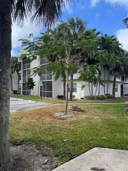 Building Photo - 4235 N University Dr