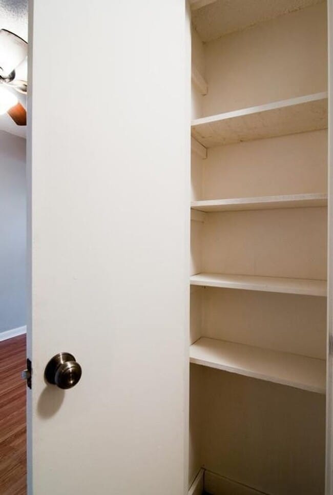 Building Photo - Awesome 1.5-bath condo in Bellevue featuring a private patio overlooking expansive green space.