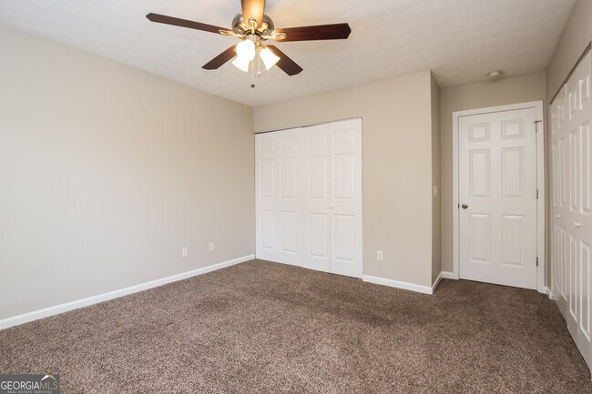 Building Photo - 1204 W Oaks Way