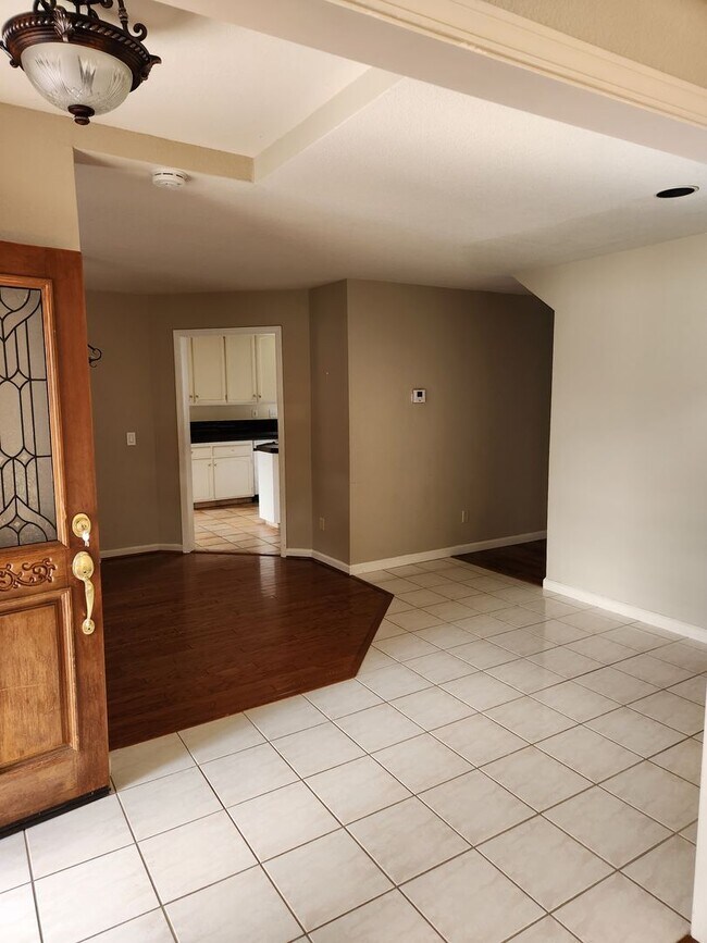 Building Photo - Lovely 4 bedrooms, 3 bathrooms in Windsor