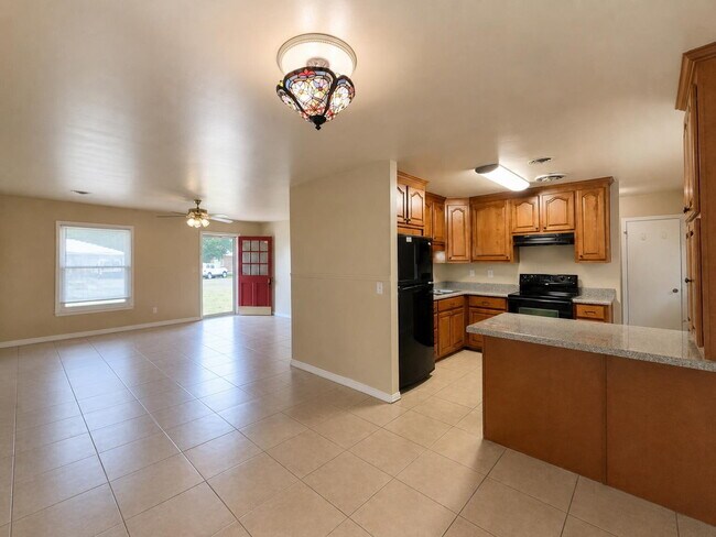Building Photo - "Charming 3-Bed Oasis with Spacious Living in Fort Walton Beach!"