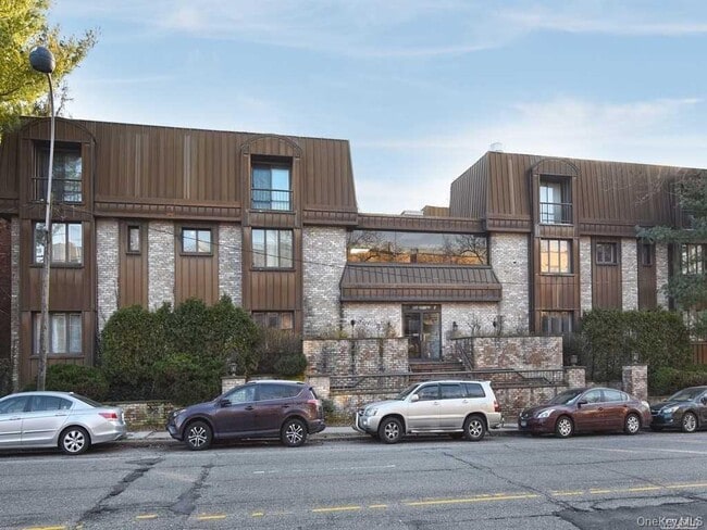 Building Photo - 130 S Middle Neck Rd