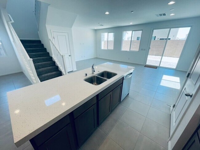 Building Photo - BEAUTIFUL 4 BEDROOM + LOFT HOME LOCATED IN...
