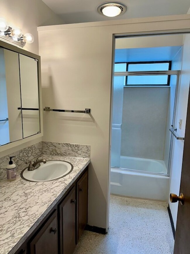 Building Photo - Spacious 2 Bedroom Ballard Apartment close...