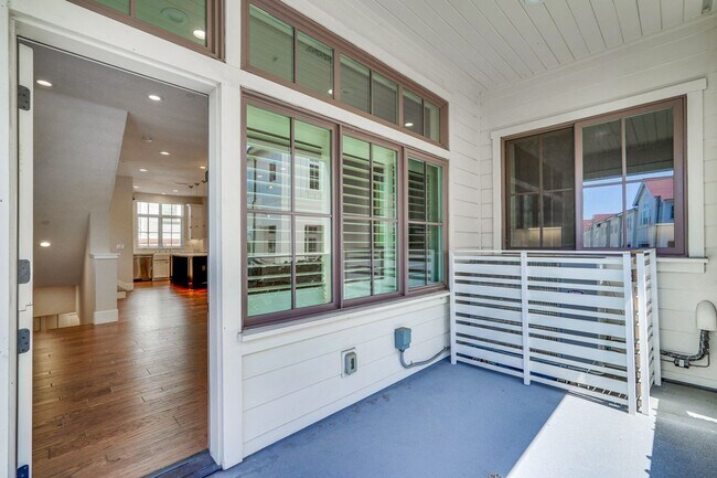 Building Photo - Modern Living in the Heart of Downtown Cam...