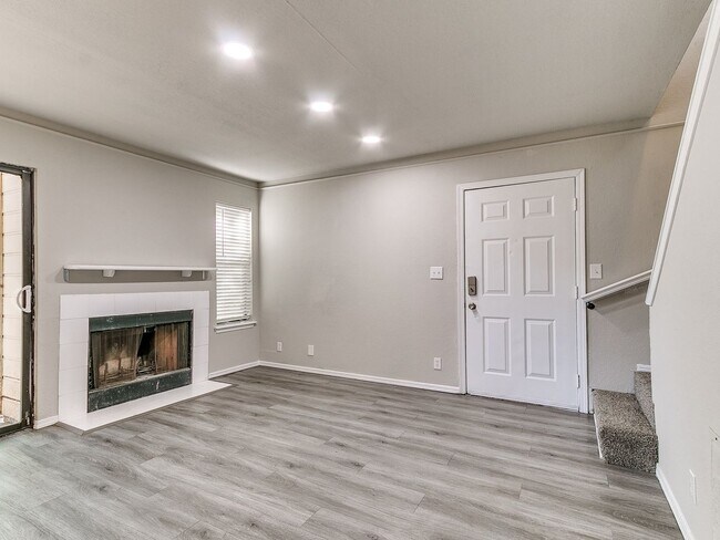 Building Photo - Updated 3 Bedroom, 2 Bathroom Duplex in the Heart of Broken Arrow!
