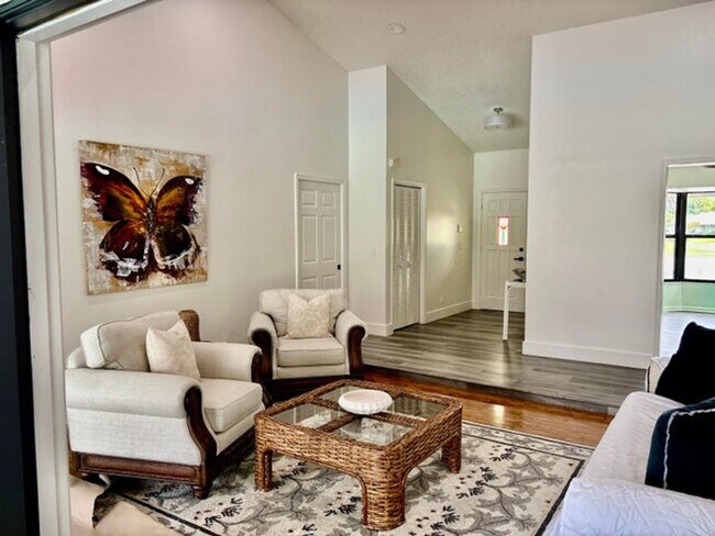 Building Photo - 325 Knotty Wood Ln