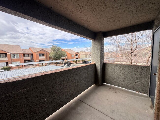 Building Photo - 2nd Floor 2 Bedroom Condo in Gated Community