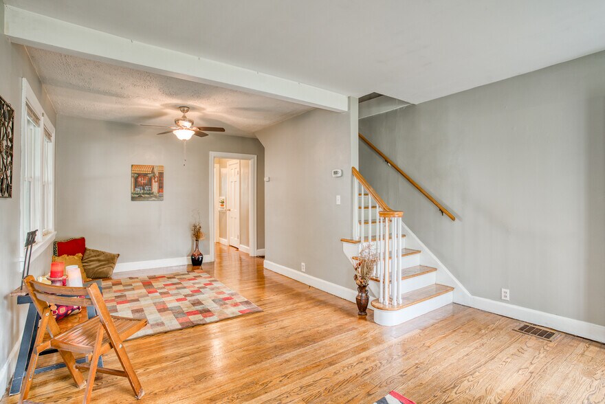 Living/Dining - 1000b Grandview Dr