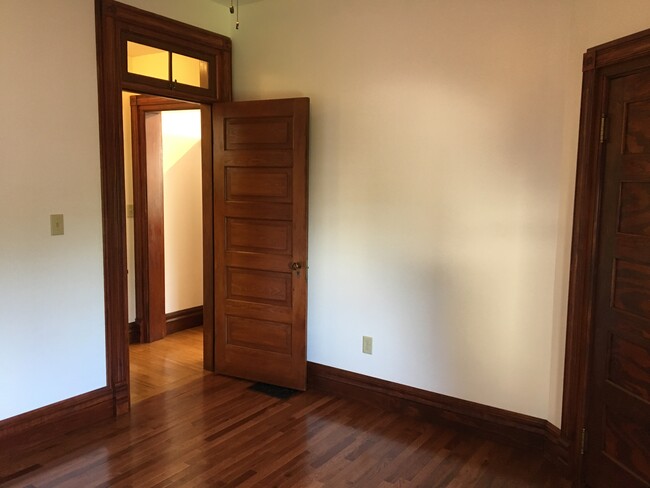 Master Bedroom - 596 Niagara St