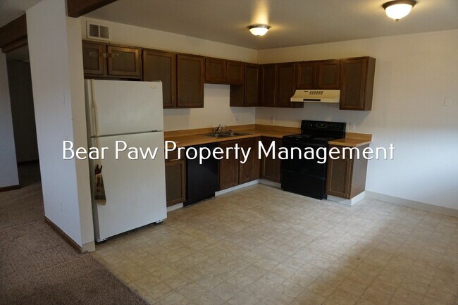 Building Photo - Two Bedroom Garden Level Duplex in Kittredge!