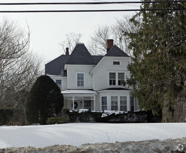 Building Photo - 454 Main St