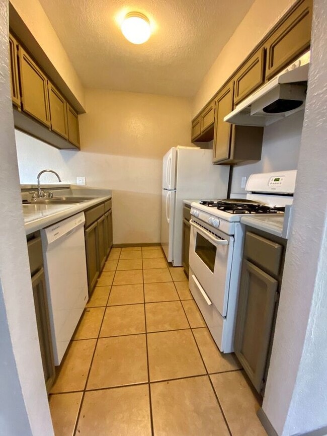 Building Photo - 2 Bedroom Townhome with Refrigerated Air