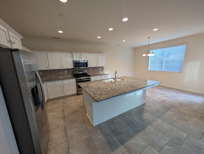 Building Photo - "Spacious 4-Bed Home with 2.5 Baths in Charming Clovis Locale – 1945 Sq. Ft. of Comfort!"