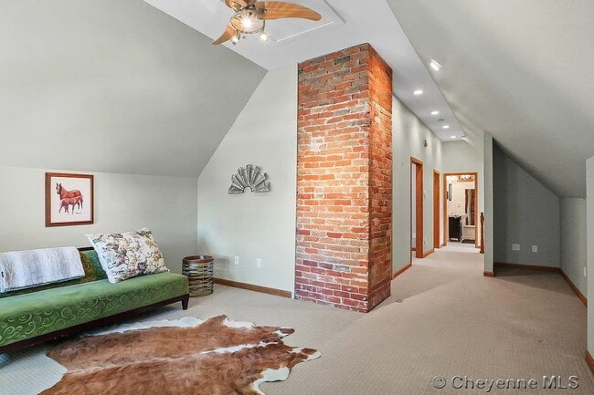 Building Photo - Charming Three Bedroom Home!