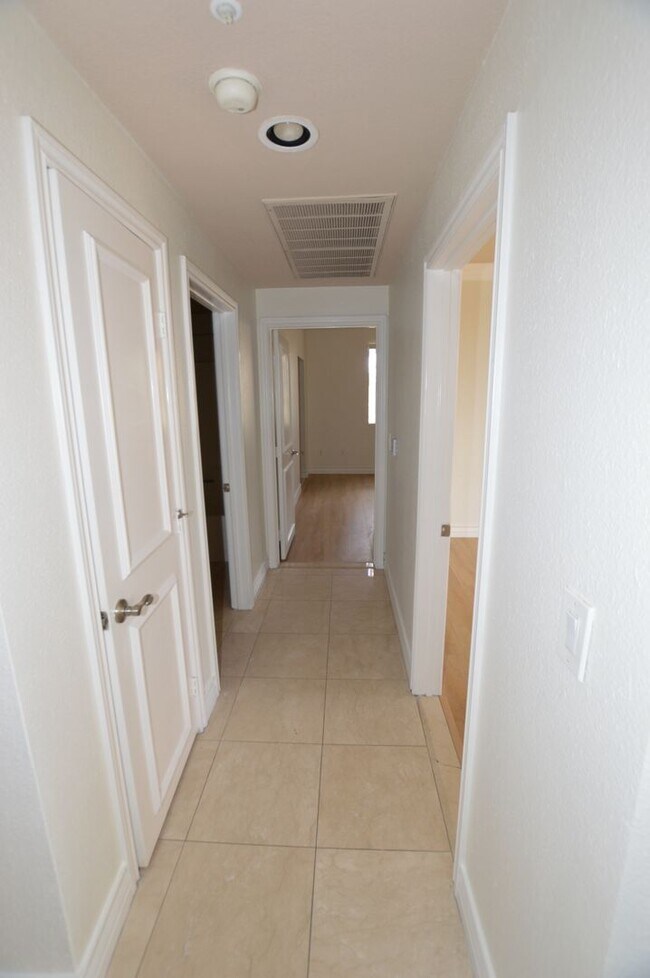 Building Photo - 270 E Flamingo Rd