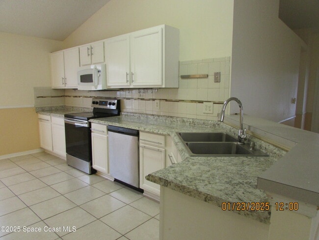 Building Photo - 1065 Sedgewood Cir