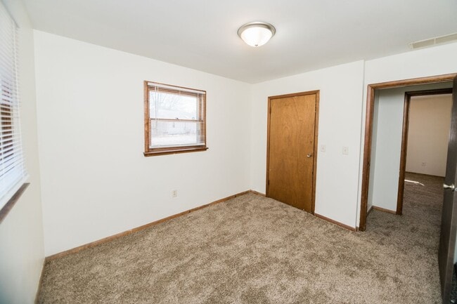 Building Photo - 3 bedroom / 1 bathroom Duplex in Portage