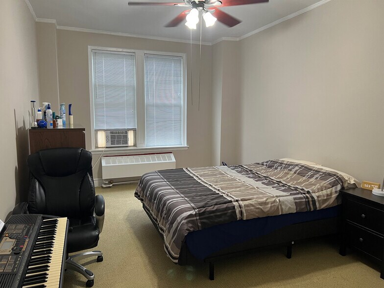 Bedroom - 6101 N Sheridan Rd