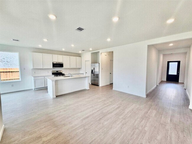 Building Photo - 6822 Yellow Jessamine Ln