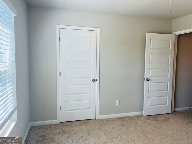Building Photo - 138 Silver Birch Pass