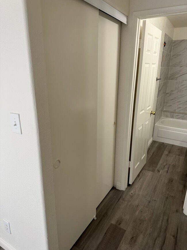 Building Photo - SW!! 2 Bedroom Condo!! 1st Floor!! Newly r...