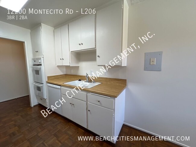 Building Photo - $300 off first month's rent! Nice Upper Un...