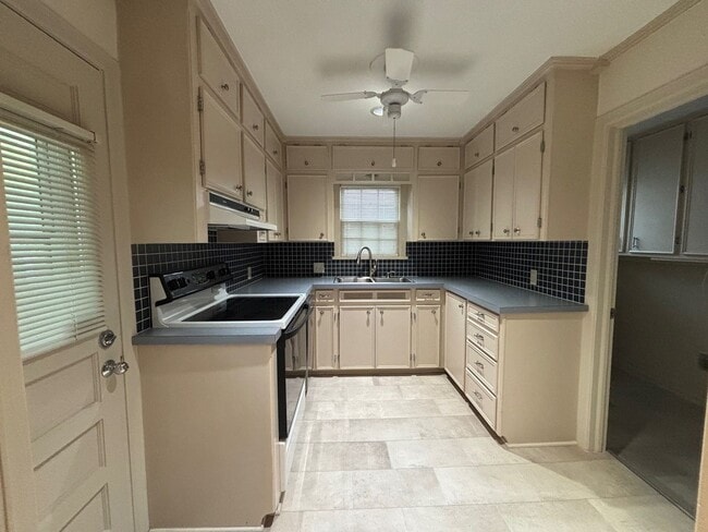 Building Photo - 2 bedroom 1 bath home with 1 car garage! Available to Rent or Rent to Own!