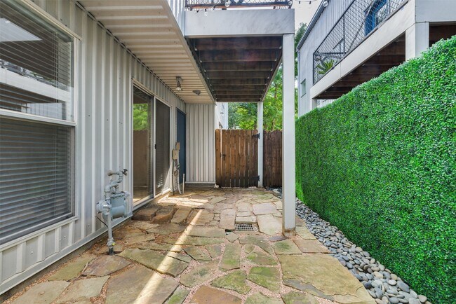 Building Photo - 1637 Tuam St