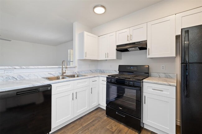 Building Photo - 9903 Roxanna Dr