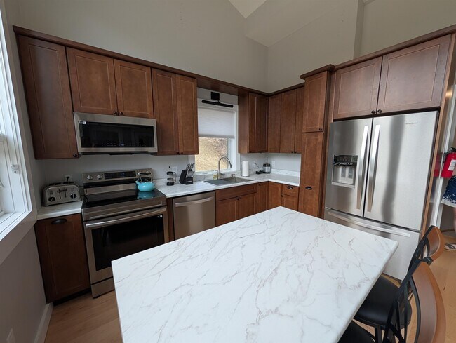 Building Photo - 274 Ragged Mountain Rd