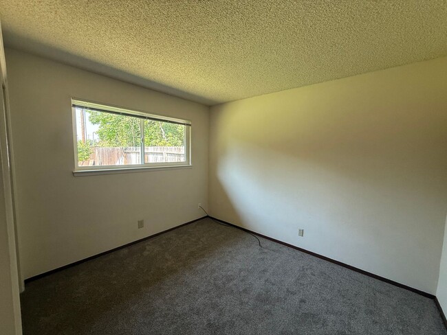 Building Photo - 3 bed 2 bath available in Sacramento!