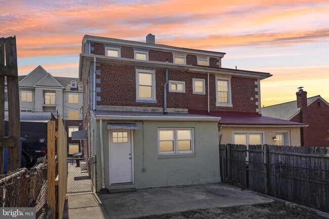 Building Photo - 309 W Elm St