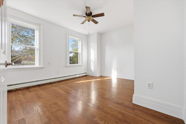 Building Photo - 76 Bowers St