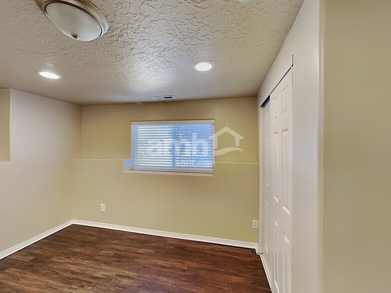 Building Photo - 543 Canyon View Dr