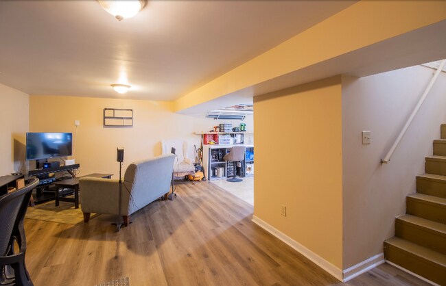 Building Photo - 911 W Briarcliff Dr