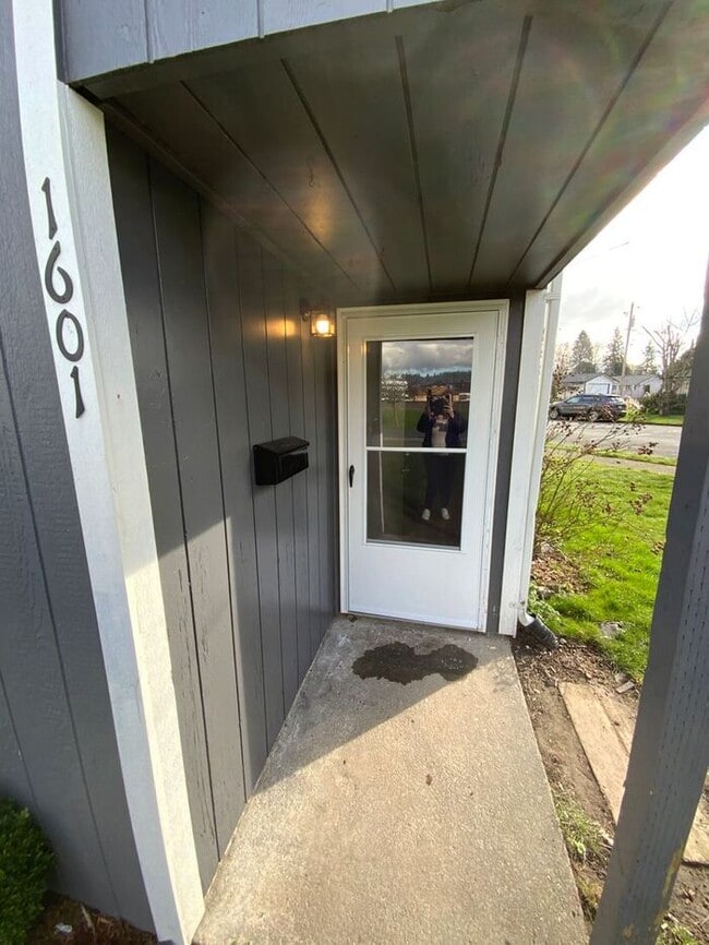 Building Photo - Sumner Townhome Duplex w/ 1 car carpot & N...