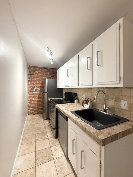 Building Photo - 34 Mattoon St