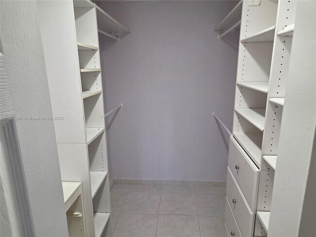 Building Photo - 460 Lakeview Dr