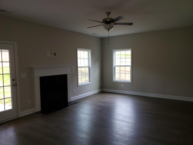 Building Photo - 560 Hampstead Pl