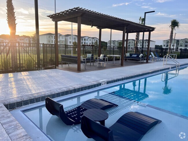 Tanning Shelf and Covered Pergola - Aurora St. Leon Apartments