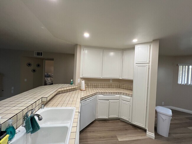 Building Photo - Two bedroom condo on the beach