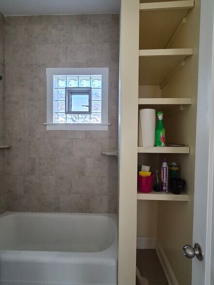 Bathroom - 5816 N Rockwell St