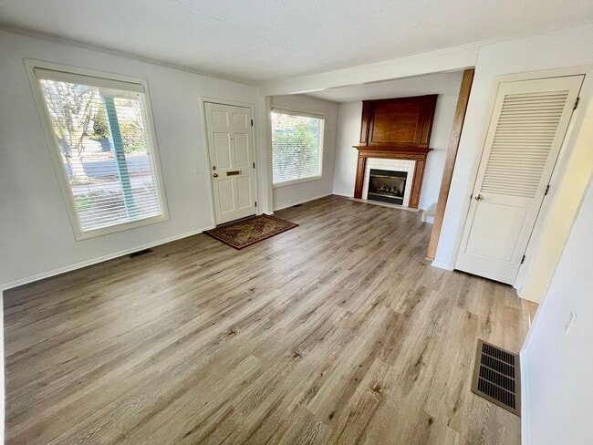 Building Photo - Discover Comfort & Charm in a Prime Location: 2BD/2B Single-Family Home!