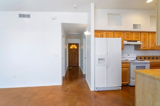 Building Photo - Charming Central Guest House