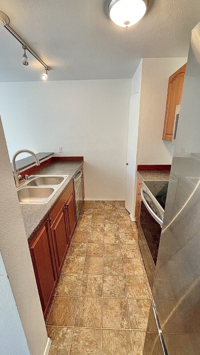 Building Photo - Serene Top-Floor Condo in Lake Forest Park...