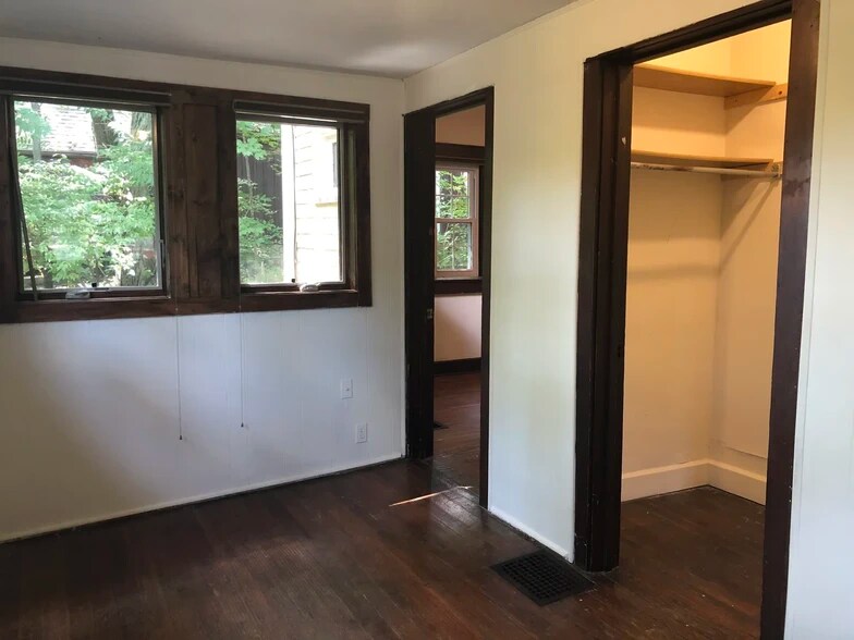 Building Photo - 518 E 2nd St