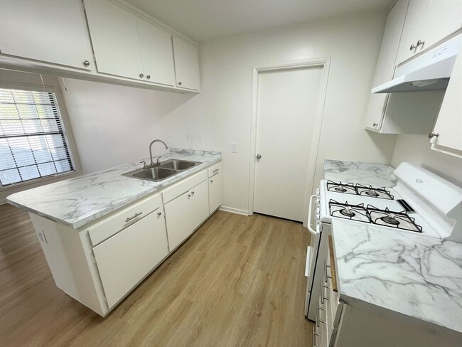 Building Photo - 620oak