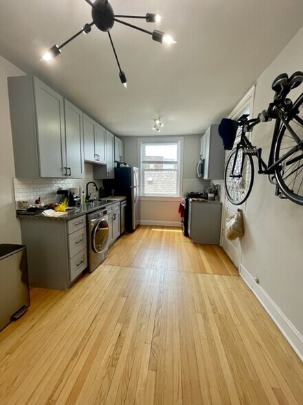 Building Photo - 4858 N Hermitage Ave