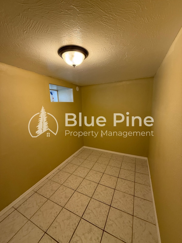 Building Photo - 321 Lomax St